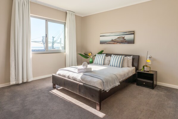 Panoramic Condo, 2 Bedrooms, Balcony, Harbour View