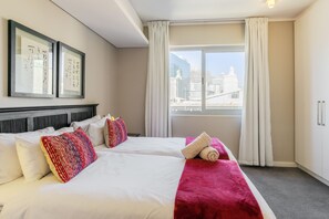 พาโนรามิกคอนโด, 2 ห้องนอน, ระเบียง, วิวท่าเรือ | 2 ห้องนอน, เครื่องนอนระดับพรีเมียม, โต๊ะทำงาน, เตารีด/โต๊ะรีดผ้า