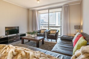 Panoramic-Apartment, 2 Schlafzimmer, Balkon, Hafenblick | Wohnbereich | Flachbildfernseher