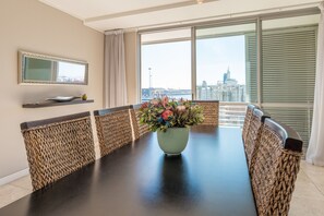 Panoramic-Apartment, 2 Schlafzimmer, Balkon, Hafenblick | Essbereich im Zimmer