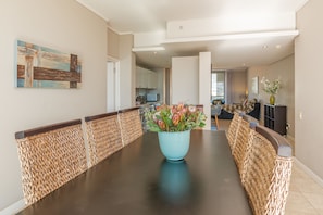 Panoramic Condo, 2 Bedrooms, Balcony, Harbour View | In-room dining