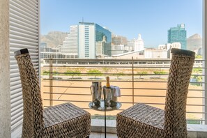 พาโนรามิกคอนโด, 2 ห้องนอน, ระเบียง, วิวท่าเรือ | ลานระเบียง/นอกชาน