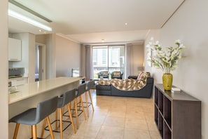 Panoramic-Apartment, 2 Schlafzimmer, Balkon, Hafenblick | Essbereich im Zimmer