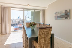 Panoramic-Apartment, 2 Schlafzimmer, Balkon, Hafenblick | Essbereich im Zimmer