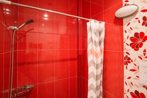 Habitación familiar, 2 habitaciones | Baño | Regadera, amenidades de baño gratuitas, secadora de cabello 