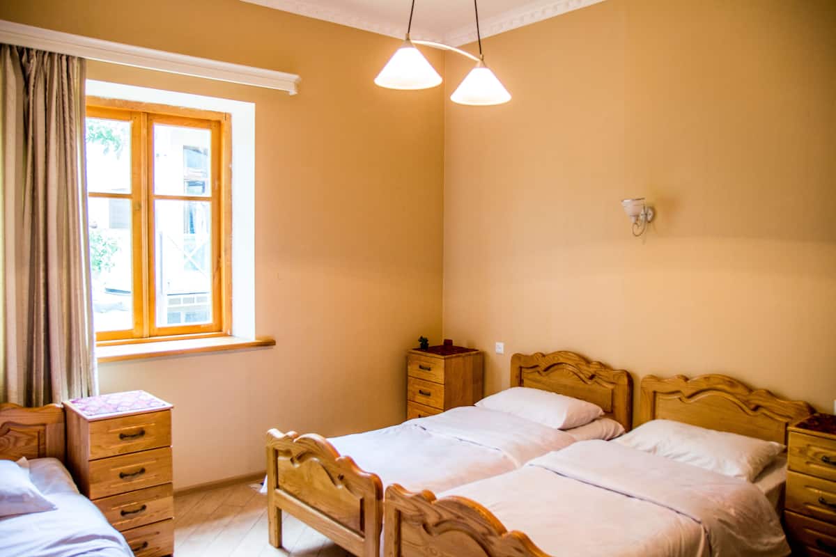Habitación triple familiar | Insonorización, tabla de planchar con plancha y wifi gratis 