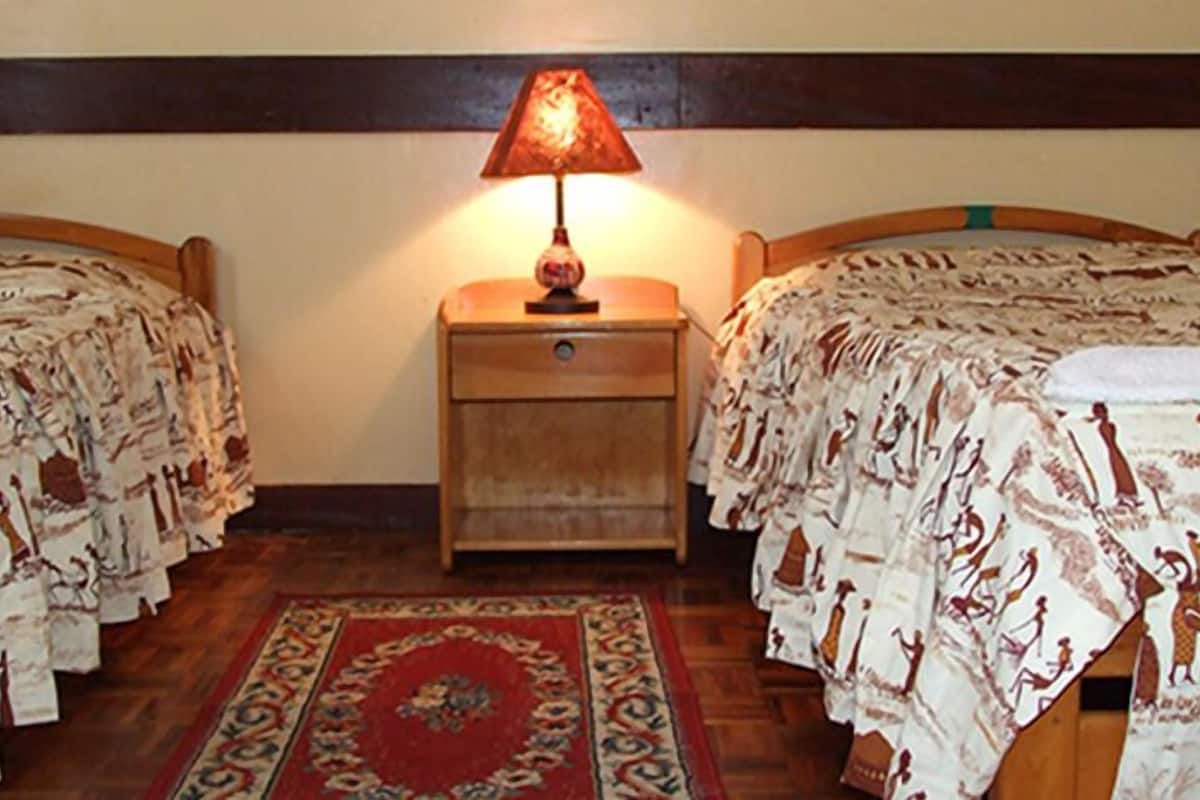 Twin Room | Desk, blackout drapes, WiFi (free), bed sheets