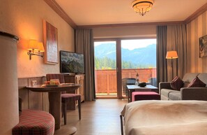 Comfort Double Room | Living area | Flat-screen TV - Hotel Bergblick (Graen)