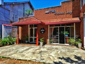 A hotel with a red awning and a sign reading "Hotel Elephant Lobby". - Hotel Elephant Lobby (Rambukkana)