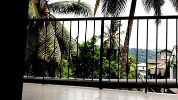 Habitación básica con 1 cama matrimonial o 2 individuales, vista a la montaña | Vista a la montaña