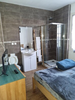Shower, hair dryer, towels