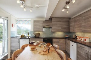 Apartment, 5 Bedrooms, 2 Bathrooms, Sea View | In-room dining