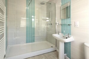 Appartement, 5 chambres, 2 salles de bains, vue sur la mer | Salle de bain | Douche, serviettes fournies