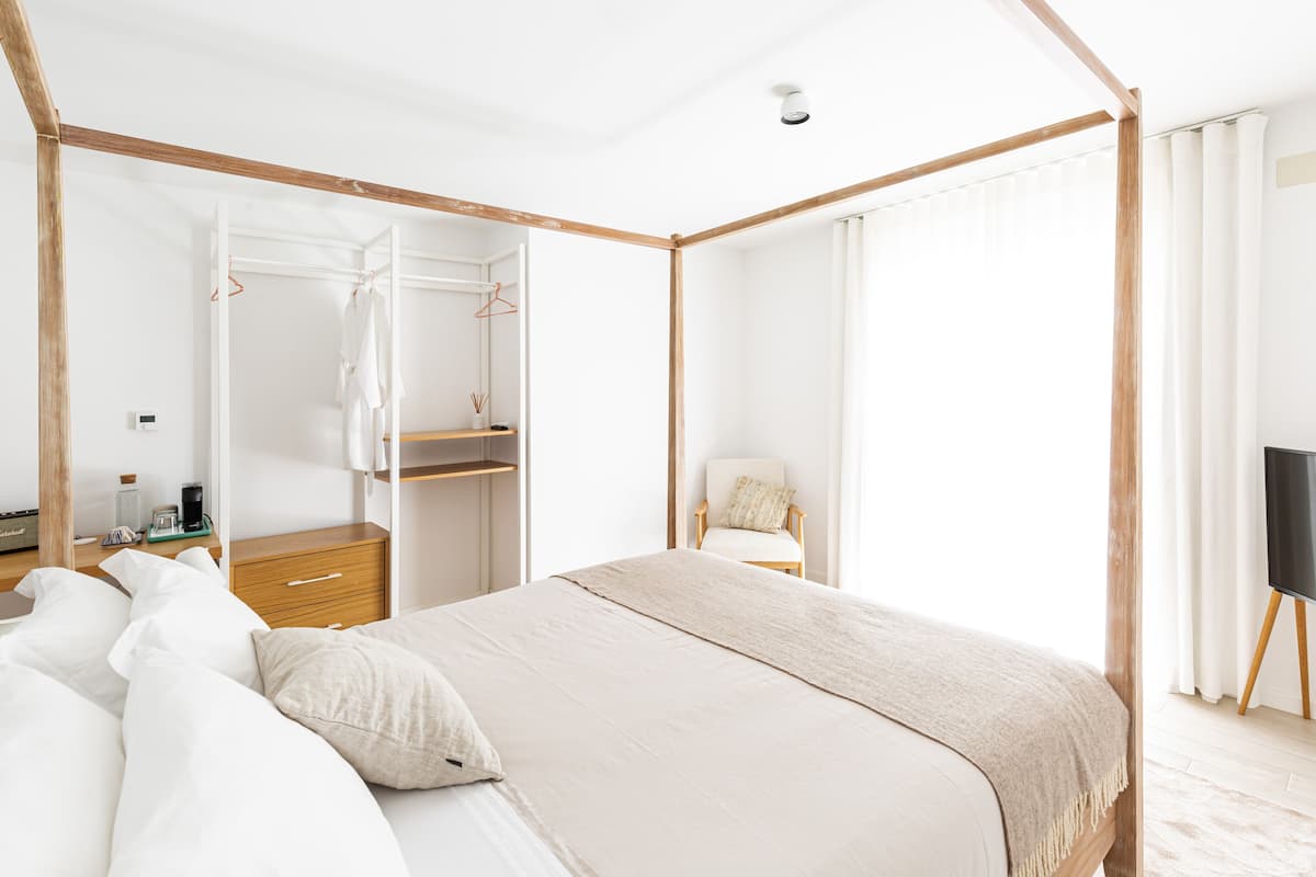 Deluxe tweepersoonskamer, en-suite badkamer, uitzicht op zwembad | Een kluis op de kamer, individueel gedecoreerd, individueel gemeubileerd