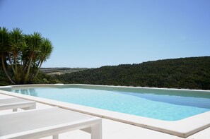 Utomhuspool, parasoller och solstolar