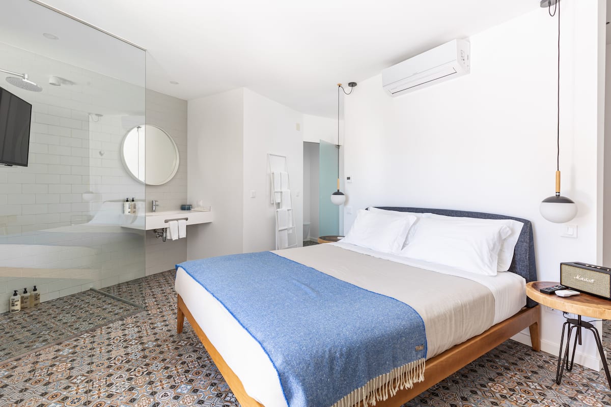 Superior tweepersoonskamer, uitzicht op zwembad (Open Bathroom) | Een kluis op de kamer, individueel gedecoreerd, individueel gemeubileerd