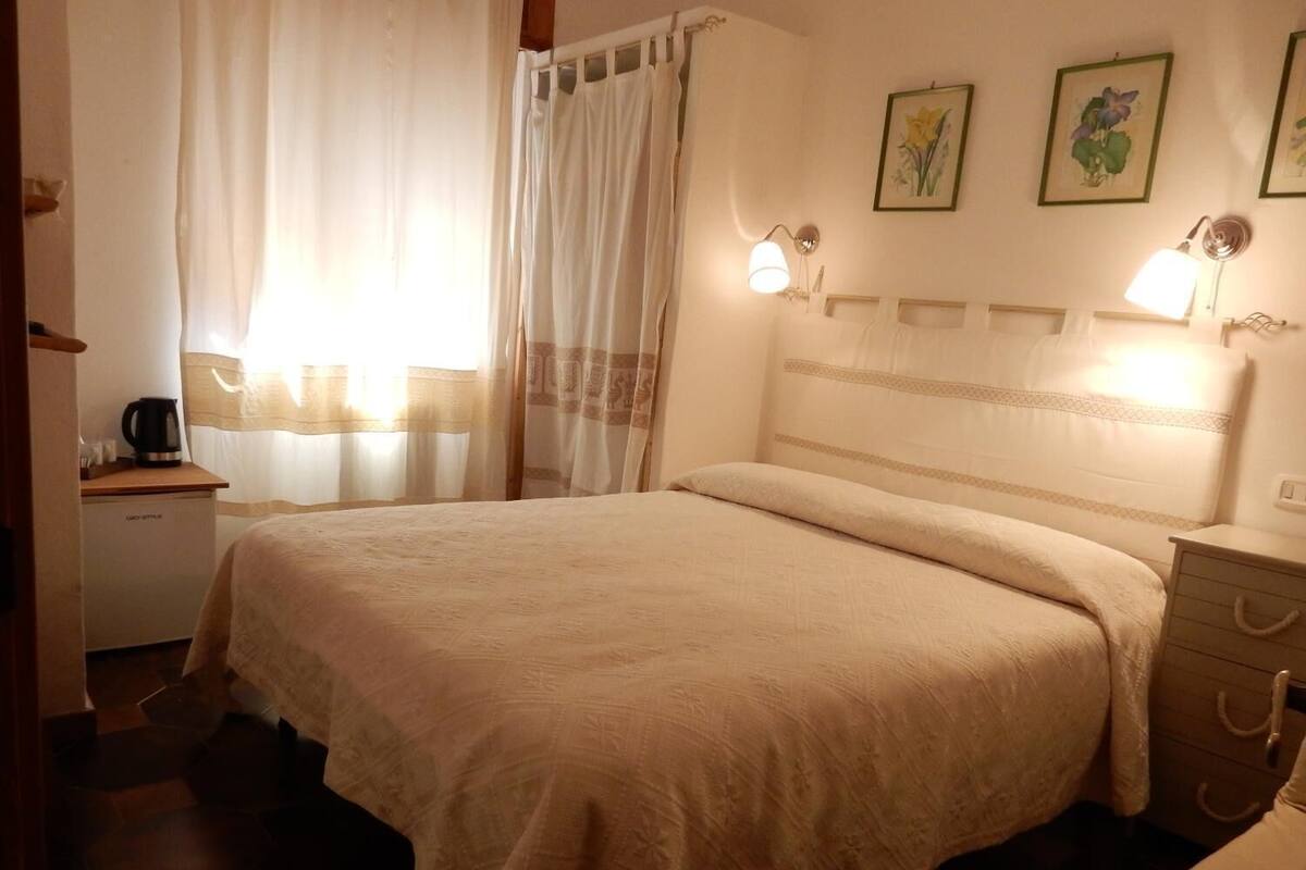 Minibar, free WiFi, bed sheets