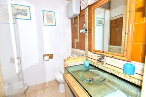 Shower, rainfall showerhead, free toiletries, hair dryer