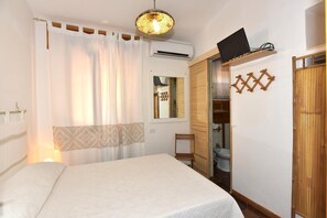 Minibar, free WiFi, bed sheets