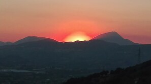 A mountain range with a sunset. - B&B Sentiero Romantico (Eboli)