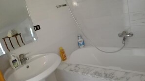 Free toiletries, hair dryer, bidet, towels - B&B Sentiero Romantico (Eboli)