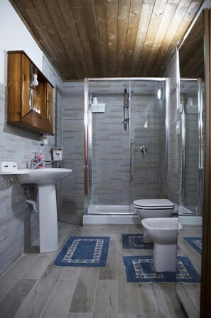 Habitación Deluxe doble | Baño | Artículos de higiene personal gratuitos, secador de pelo, bidé y toallas