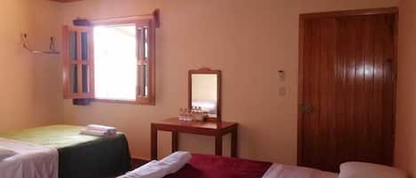 Eenvoudig huis, 2 queensize bedden | Verduisterende gordijnen, gratis wifi, beddengoed