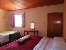 Casa básica, 2 camas de matrimonio | Cortinas opacas, wifi gratis, ropa de cama