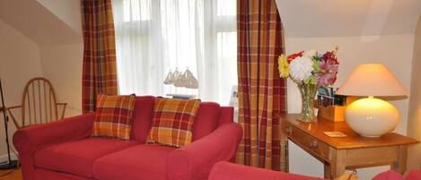 Cottage, 2 Bedrooms | Living room