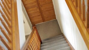A staircase with wooden railings and a carpeted landing. - Green Door - Marigold (Port Isaac)
