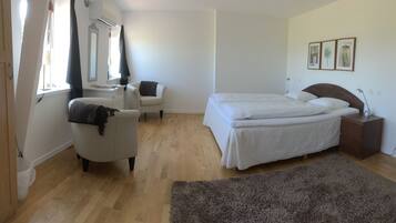 Habitación triple | Decoración personalizada, muebles diferentes y cortinas blackout