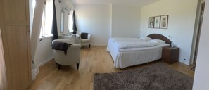 Triple Room | Individually decorated, individually furnished, blackout curtains - Borrby frö - Bed & Breakfast (Borrby)