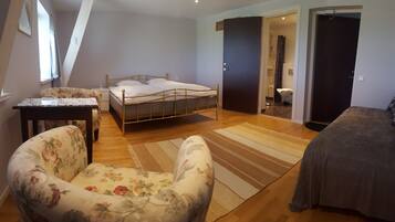 Habitación triple | Decoración personalizada, muebles diferentes y cortinas blackout