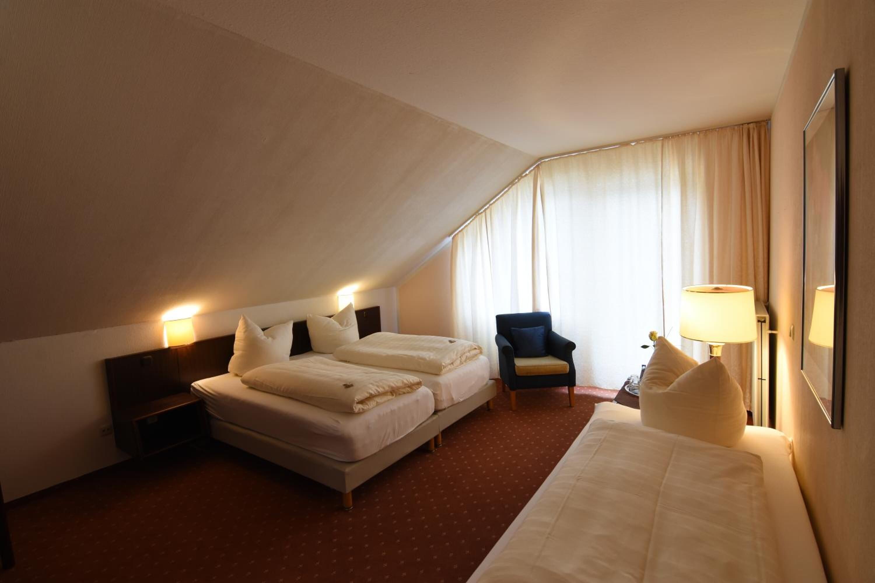 basic triple room | desk, free wifi, bed sheets