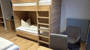 Chambre Quadruple Supérieure | Bureau, Wi-Fi gratuit, draps fournis