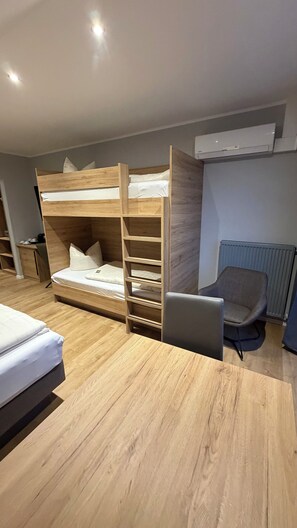 スーペリア 4 人部屋 | デスク、WiFi (無料)、ベッドシーツ