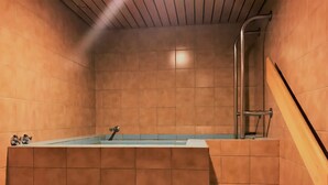 Une salle de bain équipée d’une baignoire, d’une douche et d’un escalier menant à un niveau supérieur.