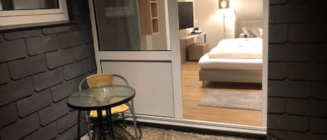 Escritorio, wifi gratis y ropa de cama