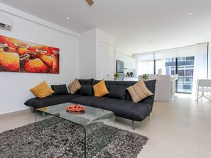 Deluxe Apartment, 2 Bedrooms, Partial Ocean View (301) | Living room - IT Building (Playa del Carmen)