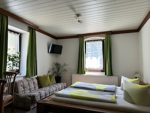 Minibar, in-room safe, desk, laptop workspace - Pension Bennelliebschänke (Seiffen)