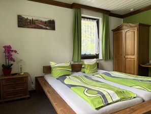 Double Room | Minibar, in-room safe, desk, laptop workspace - Pension Bennelliebschänke (Seiffen)