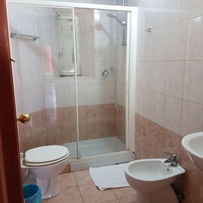 Basic Triple Room, Shared Bathroom | Bathroom | Shower - Guesthouse Ava (Rome)