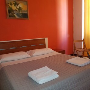 Basic Double Room, Shared Bathroom | Desk, iron/ironing board, free WiFi - Guesthouse Ava (Rome)