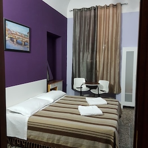 Basic-Doppelzimmer, Gemeinschaftsbad | Schreibtisch, Bügeleisen/Bügelbrett, kostenloses WLAN