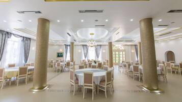 Breakfast, lunch, dinner served; local and international cuisine