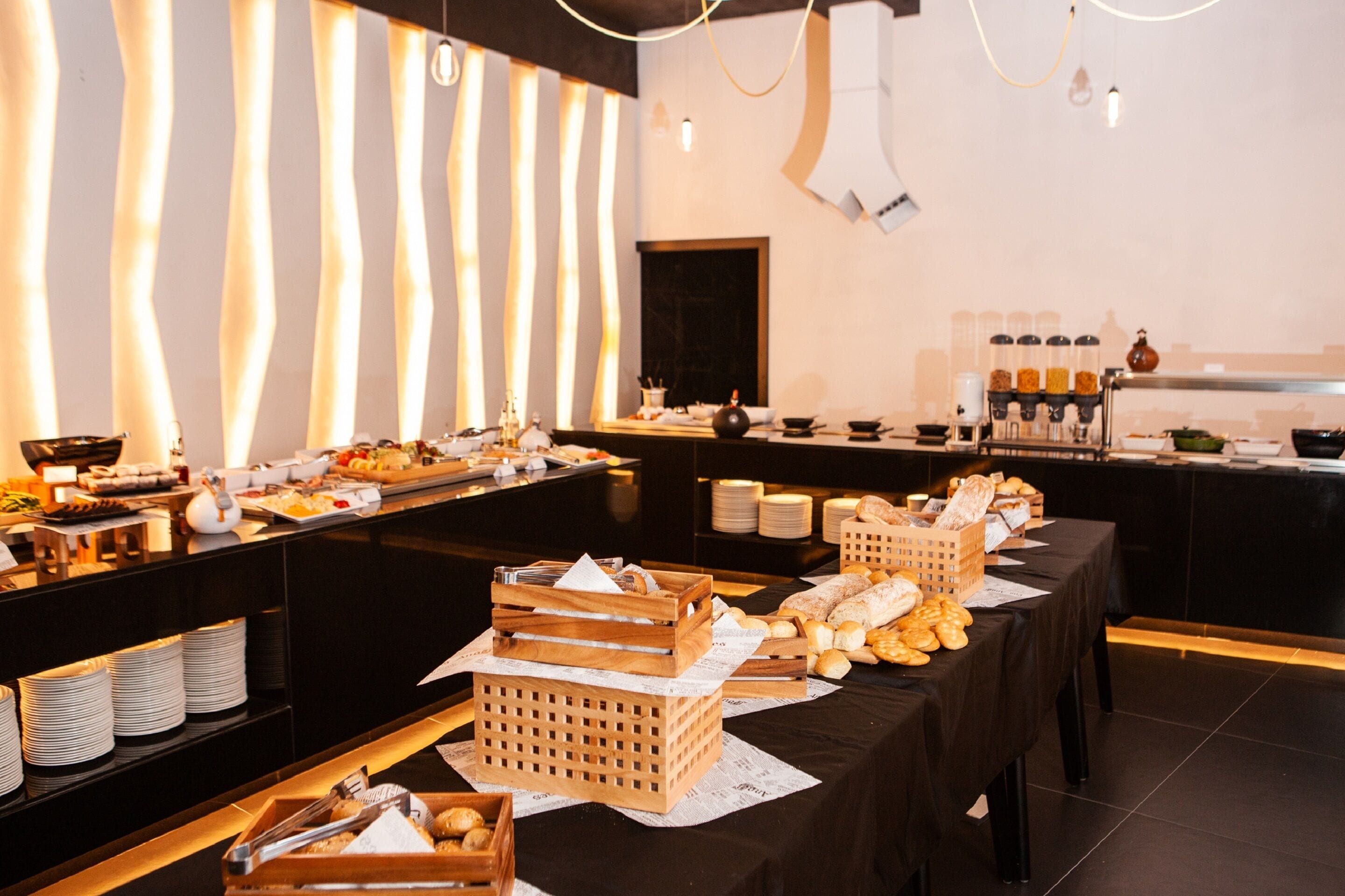 Ein reichhaltiges Buffet mit verschiedenen Speisen und Getränken.