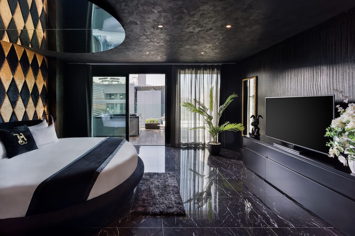 Executive Suite | Peralatan tempat tidur premium, bar mini, peti besi dalam bilik, meja