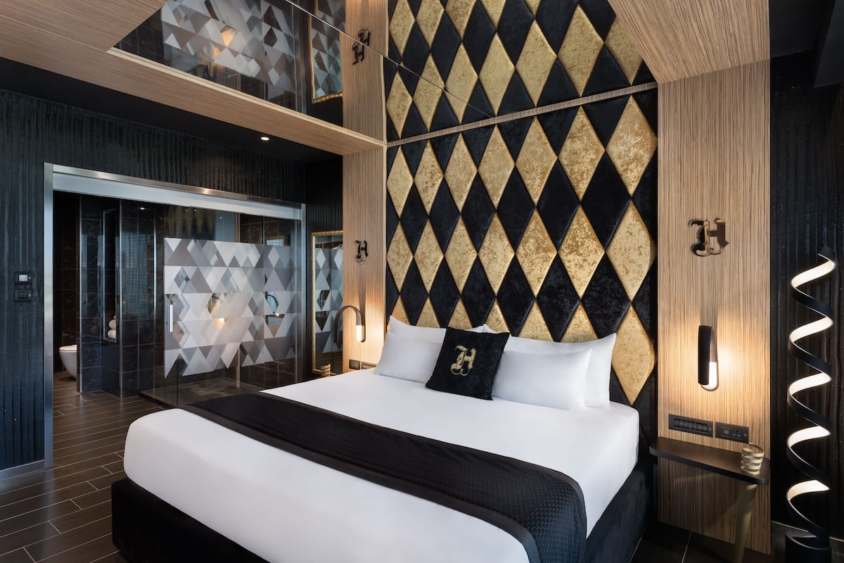 Peralatan tempat tidur premium, bar mini, peti besi dalam bilik, meja