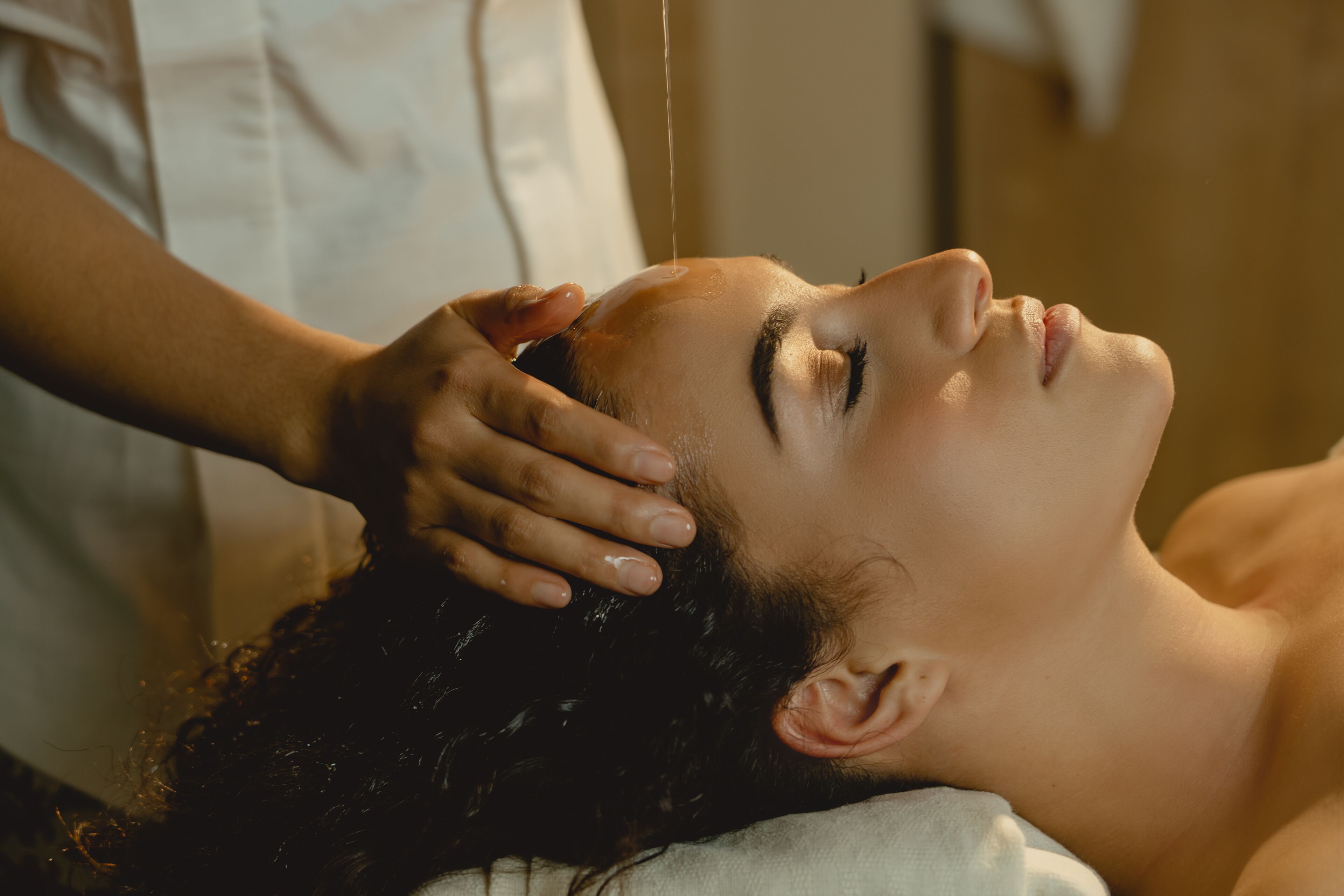 Une personne qui reçoit un massage de la tête.