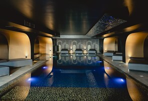 Inomhuspool, en säsongsöppen utomhuspool och solstolar